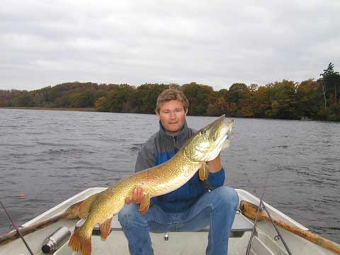 Jan Fahlgren med Esrum gedde p 9.3 kg og 110 cm.