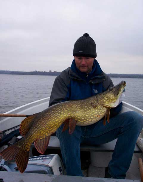 Jan Fahlgren med en 8.15 kg gedde fra Esrum s - November 2003