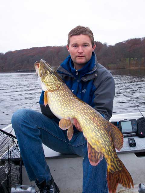 Jan Fahlgren med en 6.2 kg gedde fra Esrum s - November 2003