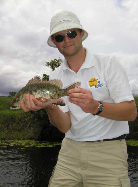 Jan Fahlgren med australsk mangrove jack.