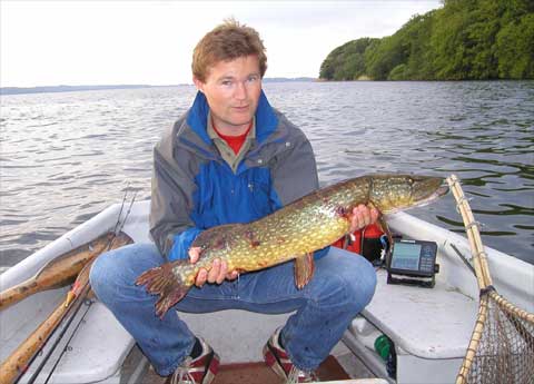 Jan Fahlgren med en 3,5 kg gedde som er medtaget efter legen.