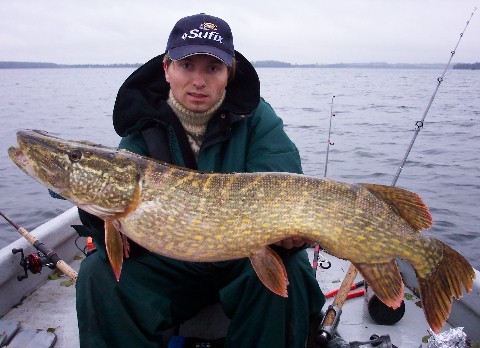 Jonas Hansen med 8.5 kg gedde fra Esrum s 