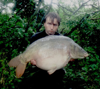 Jonas Hansen med en 14.1 kg spejlkarpe