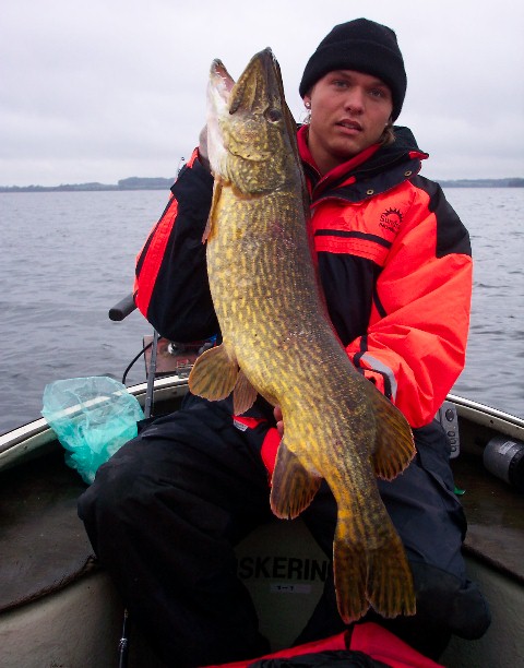 Mads Juul Hansen med 8.8 kg gedde fanget i Esrum s