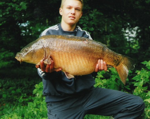 Mads Juul Hansen med 8.6 kg spejlkarpe fra Gulbjerg mose