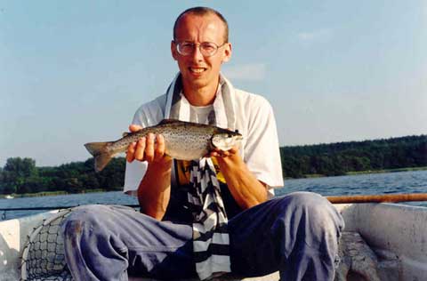 Peter Rasmussen med 0.9 kg havrred fanget i Svenborg sund (1994)