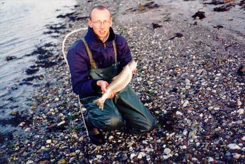 Peter Rasmussen med havrred p 1.5 kg. 47 cm. Fanget p Maegrds Odde 28. maj 1994