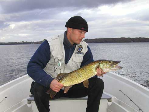 Henrik Schwalm med 3.2 kg gedde fra Esrum s