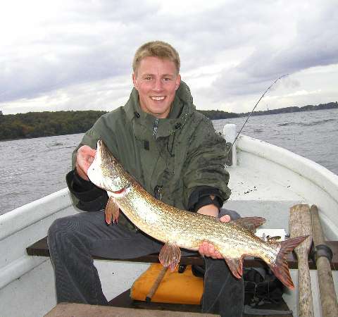 Kasper Vinding med 3.25 kg gedde fra Esrum s